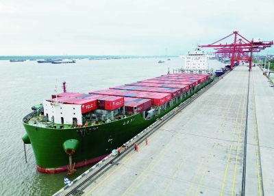 漯河港成功靠泊最大内贸集装箱船 "江远集2"轮，为客户带来全新物流履历