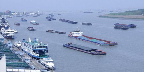 长江口大雾集装箱班轮出入碰壁