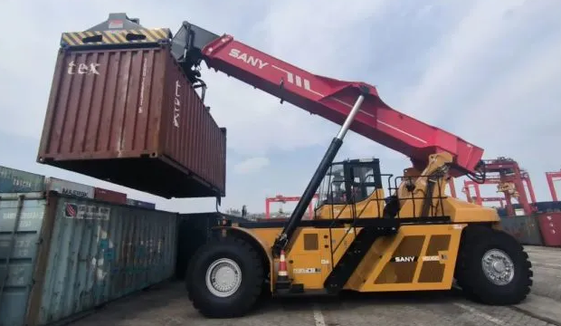 港口船埠堆场常见搬运集装箱的设备有哪些？