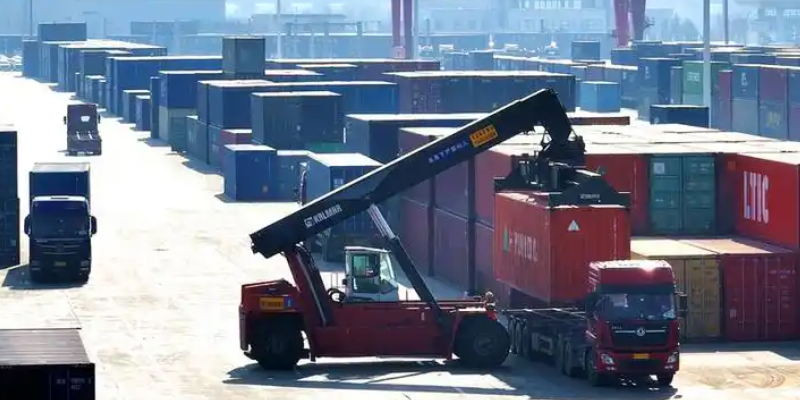 山西首趟集装箱铁水公联运“一单造”专列