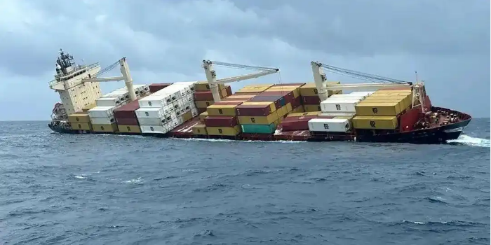 集装箱船遇险沉没，数百个集装箱坠海