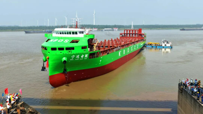 汗青性突破！全球最大万吨级纯电动智能海船，成功下水